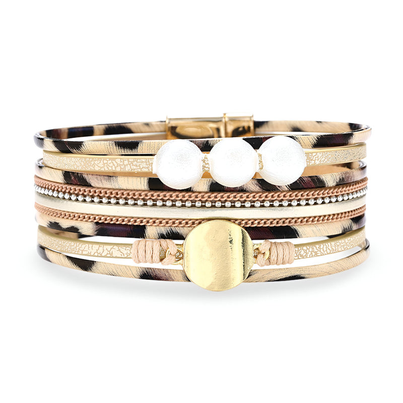 Bracelet multi-rangs léopard avec perles blanches et détails dorés élégants pour femme.