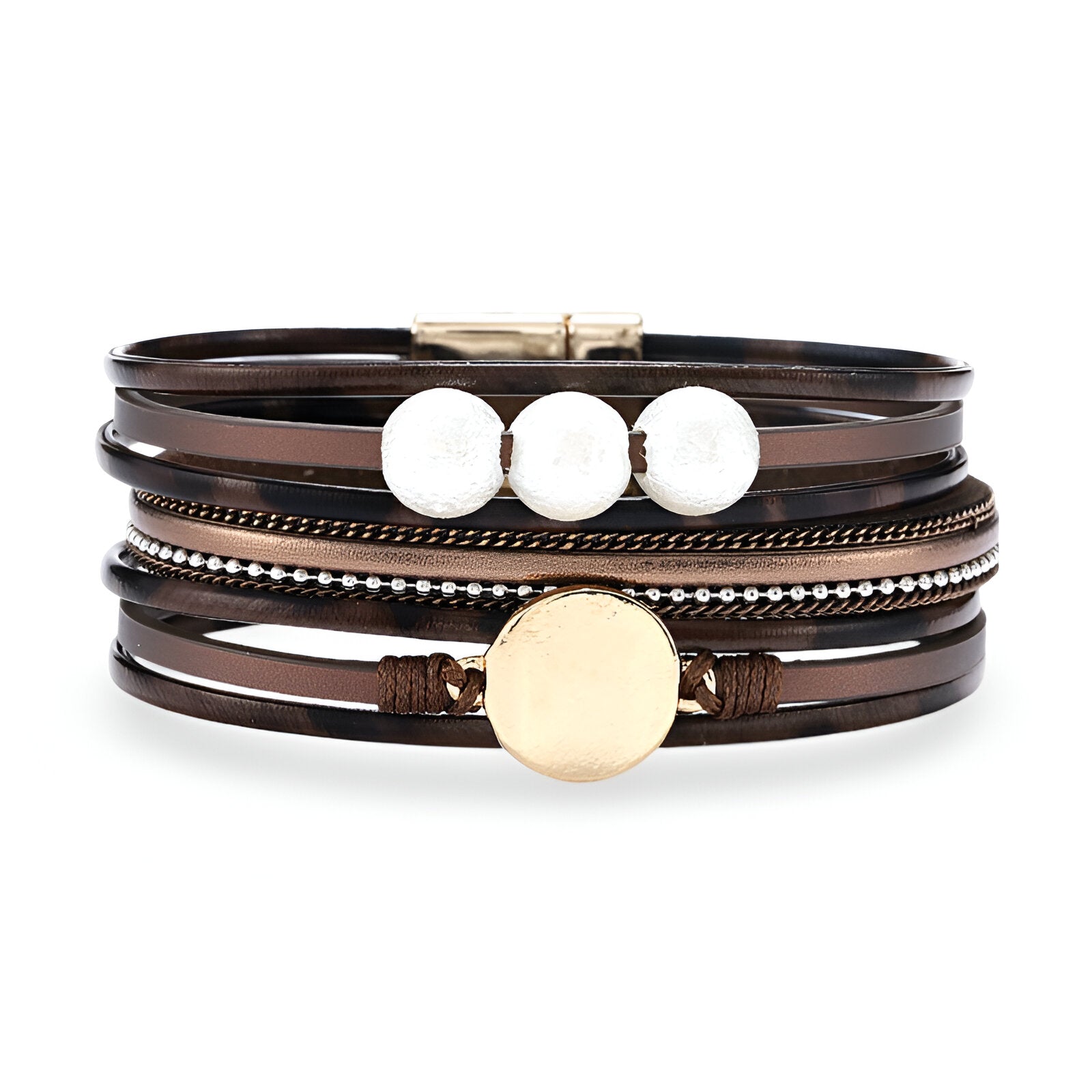 Bracelet multi-rangs marron effet léopard avec perles blanches et médaille dorée centrale.