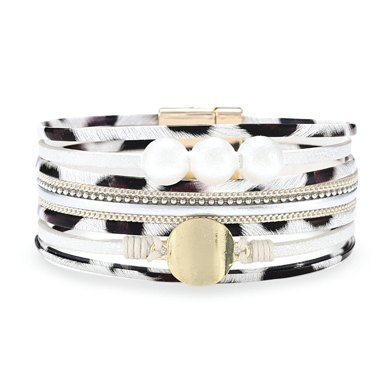 Bracelet multi-rangs léopard blanc et noir orné de perles blanches et éléments dorés.