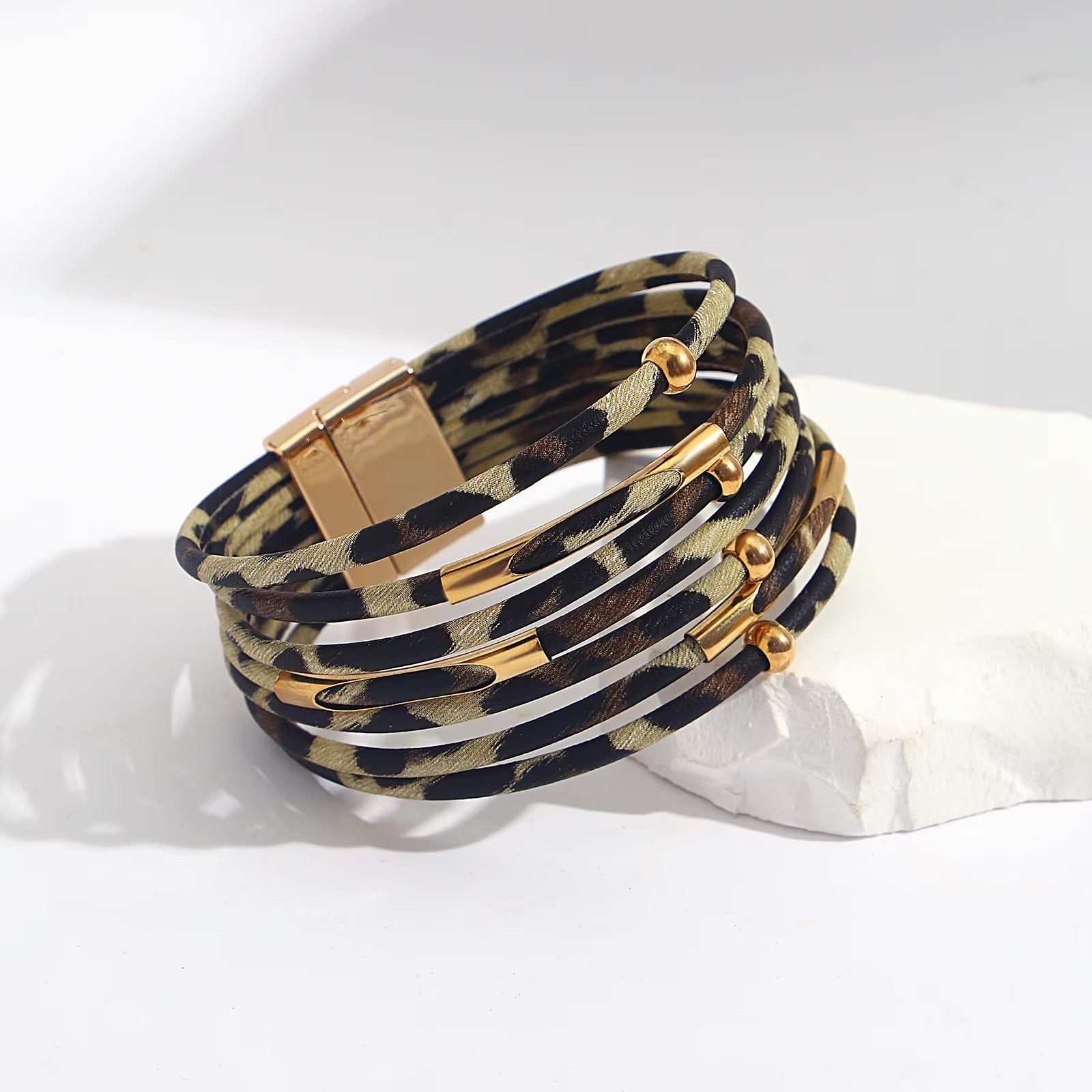Bracelet multi-rangs en cuir imprimé léopard avec fermoir doré, modèle Baghera.
