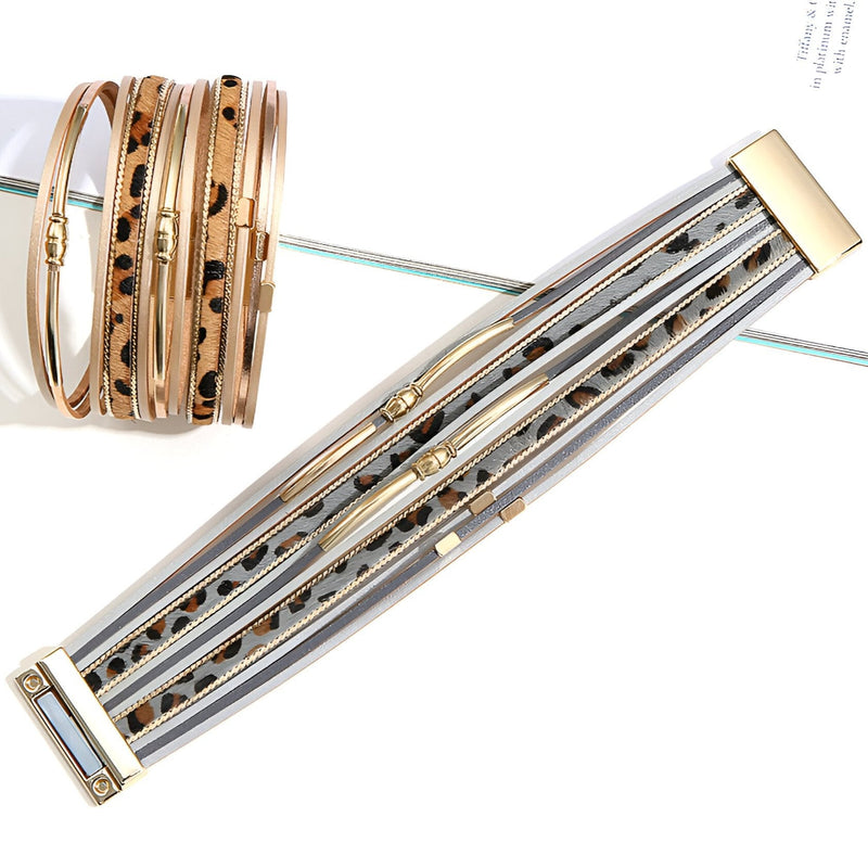 Bracelet multi-rangs style léopard en cuir marron avec détails dorés et finition métallique.