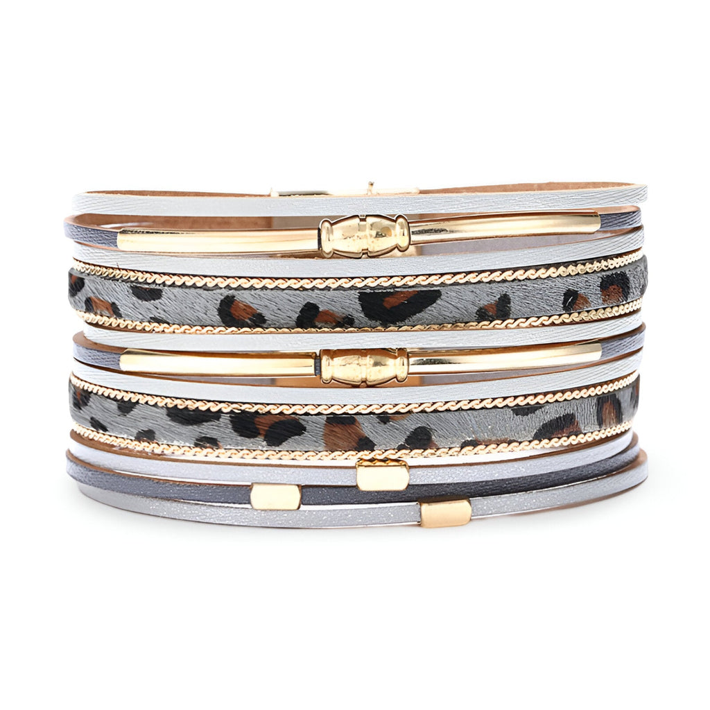 Bracelet multi-rangs gris avec motifs léopard et détails dorés élégants.