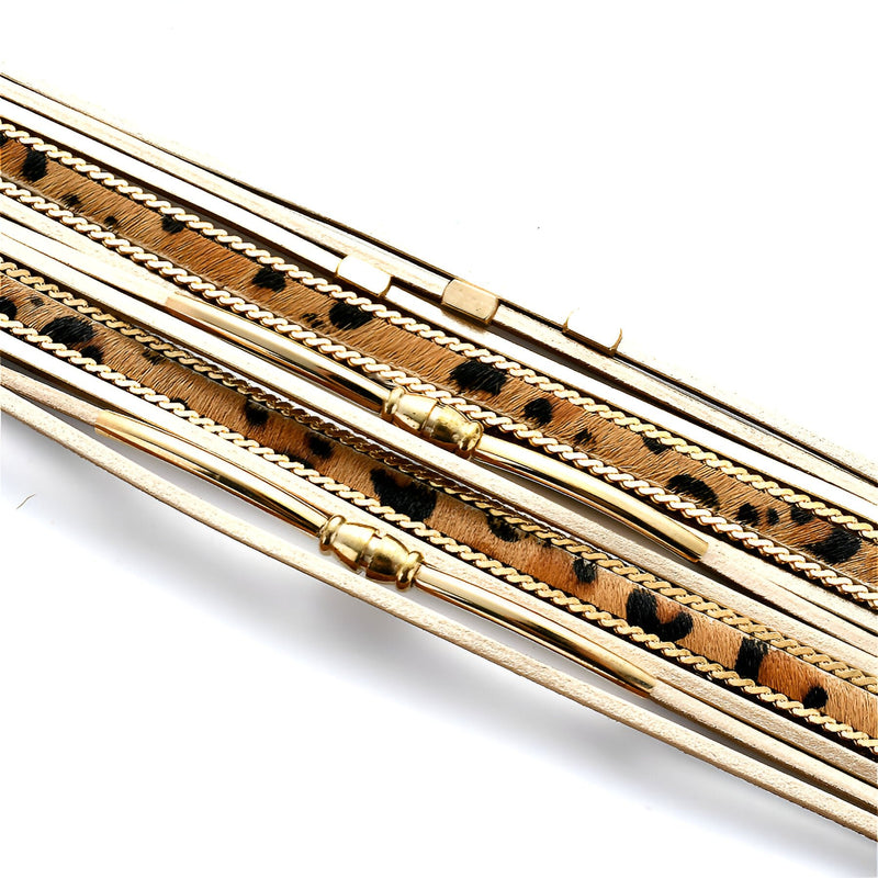 Bracelet multi-rangs en cuir marron imprimé léopard avec détails métalliques dorés délicats.