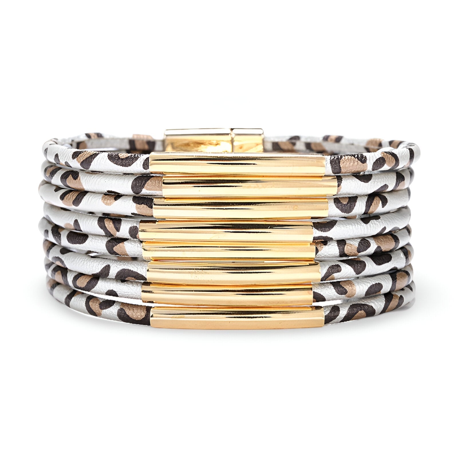 Bracelet multi-rangs motif léopard beige et marron avec plaques dorées brillantes.