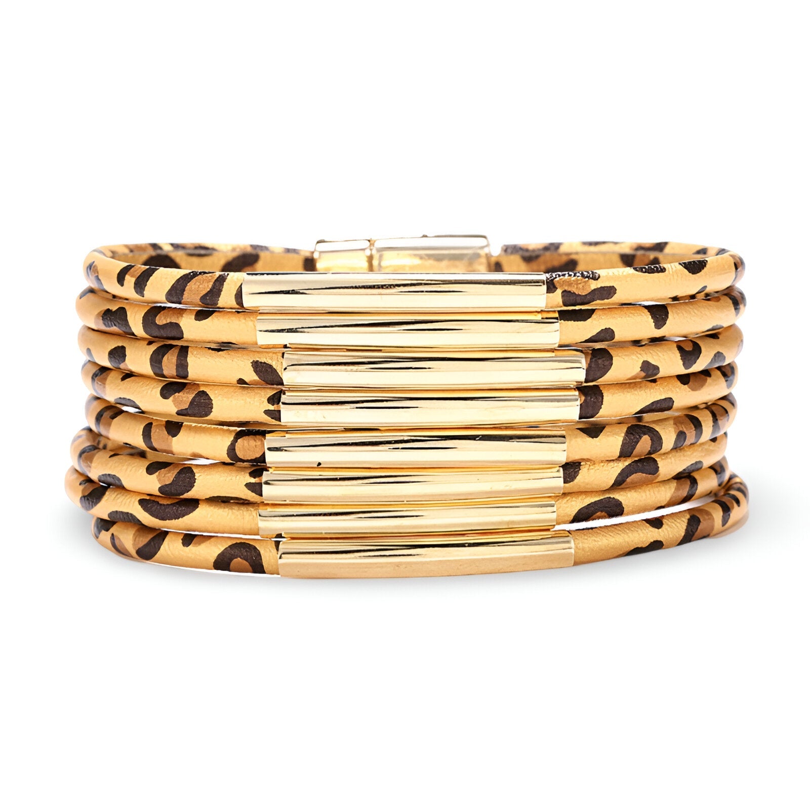 Bracelet multi-rangs beige à motif léopard avec détails dorés brillants.