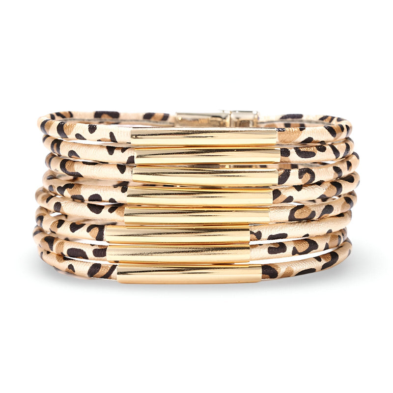 Bracelet multi-rangs léopard beige avec accents métalliques dorés et fermeture aimantée.