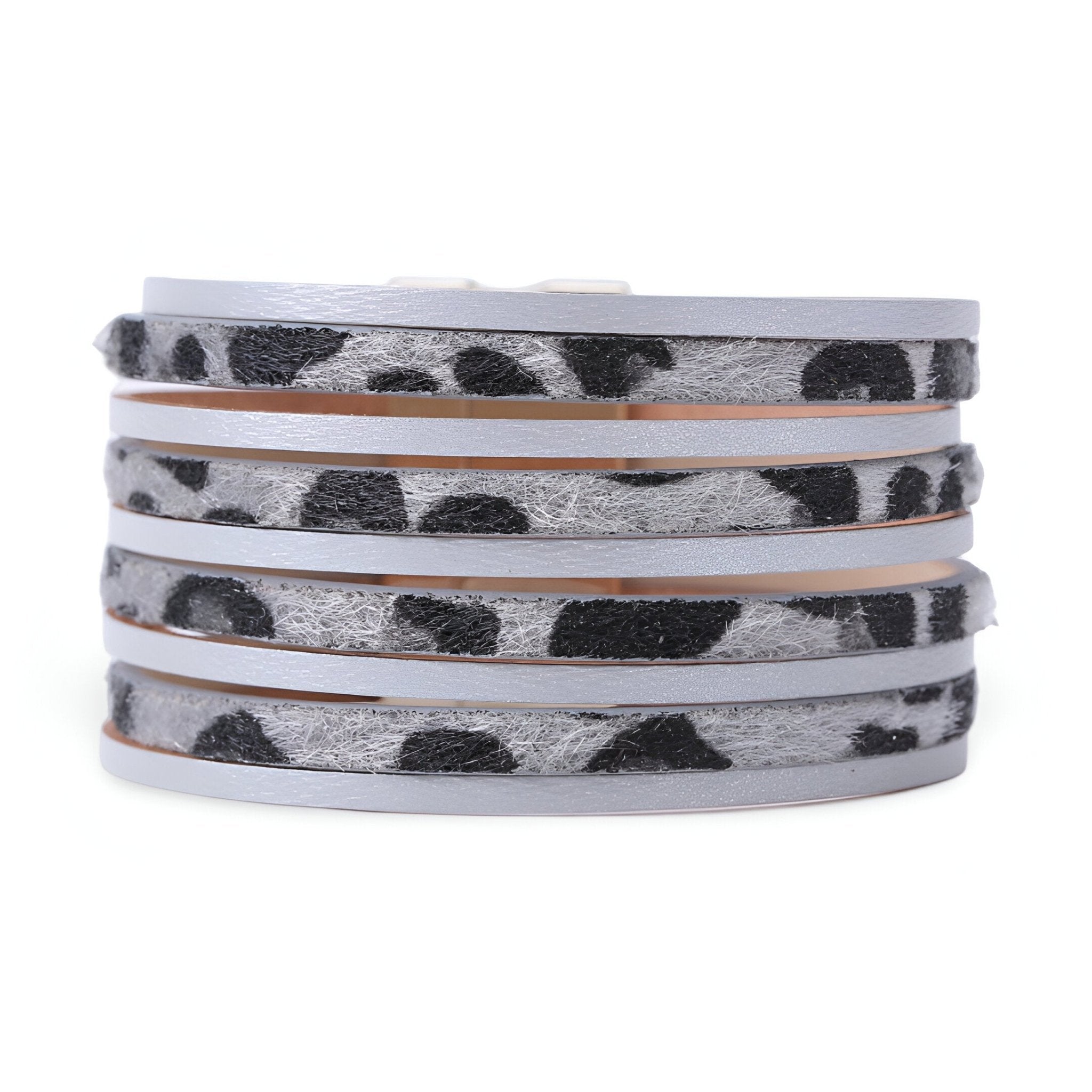 Bracelet multi-rangs en cuir gris à motif léopard noir avec détails marron clair.