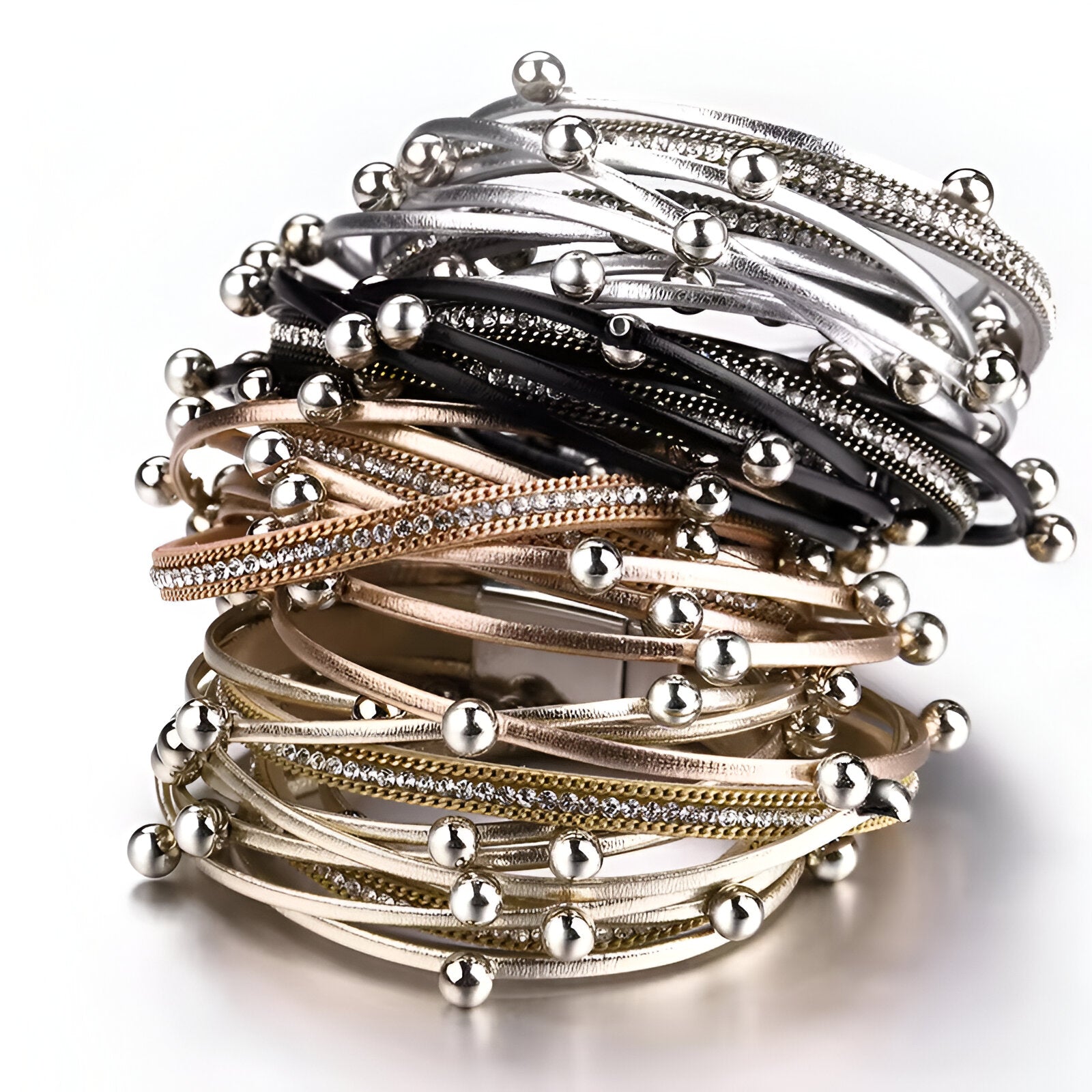 Bracelet multi-rangs en métal argenté avec multiples breloques sphériques brillantes.