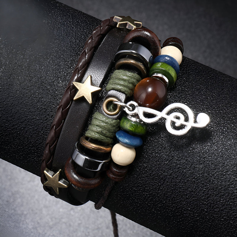 Bracelet multi-rangs en cuir marron avec étoiles dorées, perles multicolores et pendentif note de musique argenté.