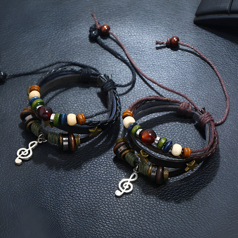 Bracelet multi-rangs en cuir noir avec perles colorées et pendant note de musique en métal argenté.