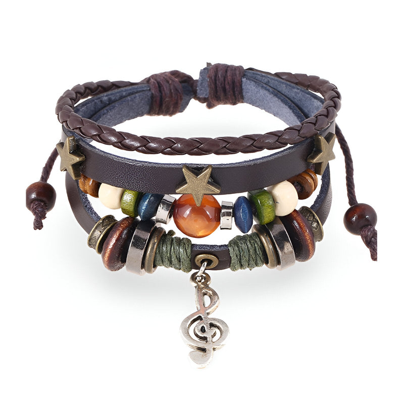 Bracelet multi-rangs en cuir marron avec perles colorées, étoile dorée et pendentif clé de sol argenté.