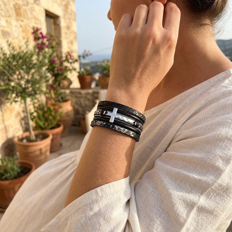 Bracelet multi rangs en cuir avec croix métallique, fermoir magnétique, design texturé et strass, modèle Katarine