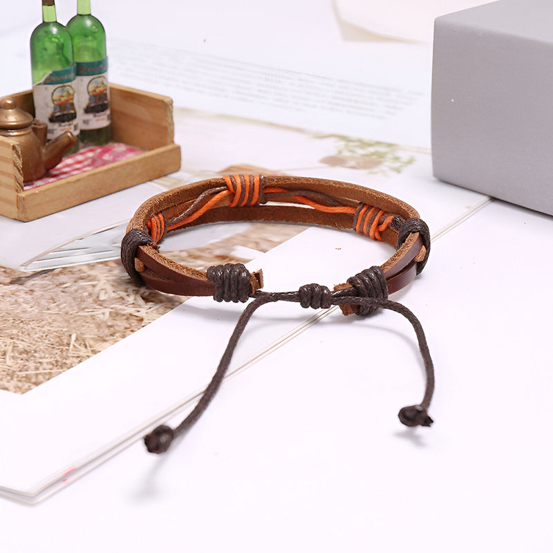 Bracelet multi-rangs en cuir marron et orange avec fermoir ajustable noir.