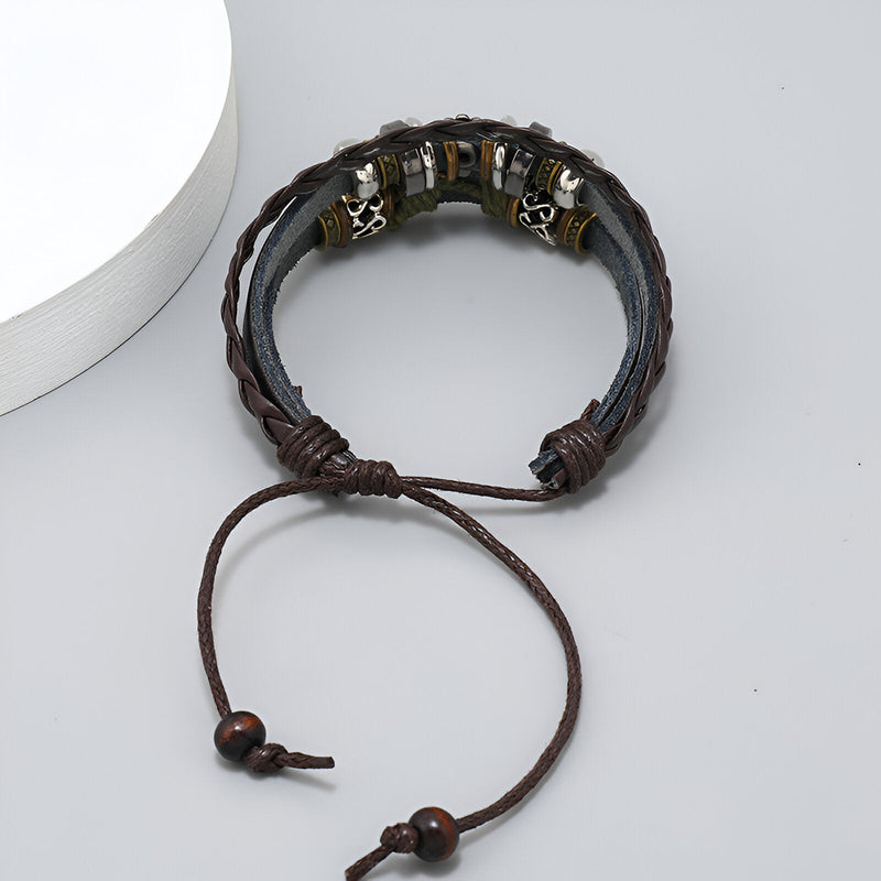 Bracelet multi-rangs marron en cuir tressé et bois avec ornement croix métallique pour homme.