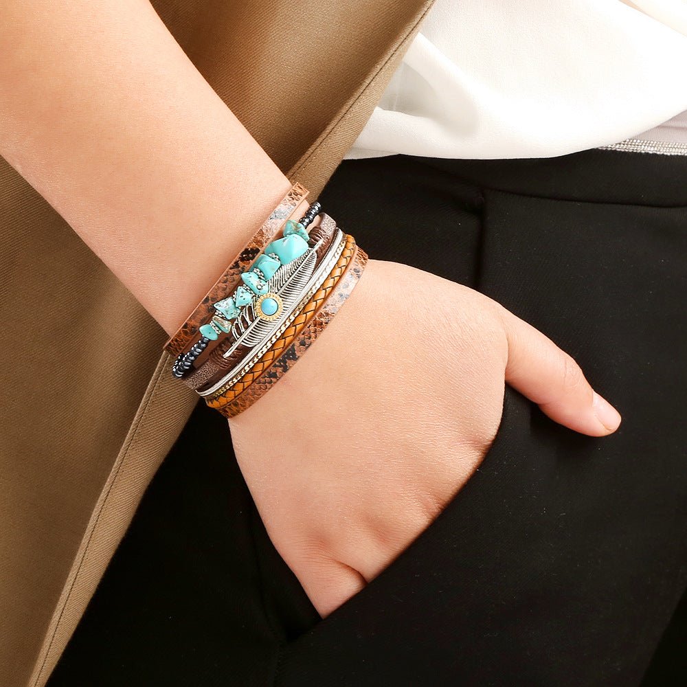 Mehrreihiges Armband im Python-Look, silberne Feder und Natursteine, Magnetverschluss, Modell Erenis