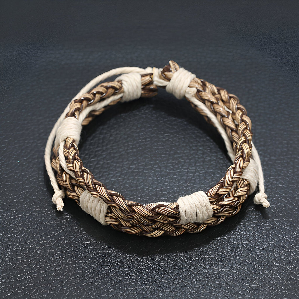 Bracelet multi-rangs marron en cuir microfibre tressé avec liens beige ajustables.