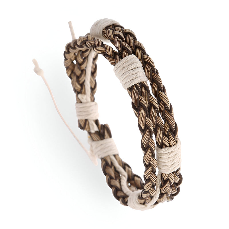 Bracelet multi-rangs en cuir microfibre marron tressé avec détails en corde beige ajustable pour homme.