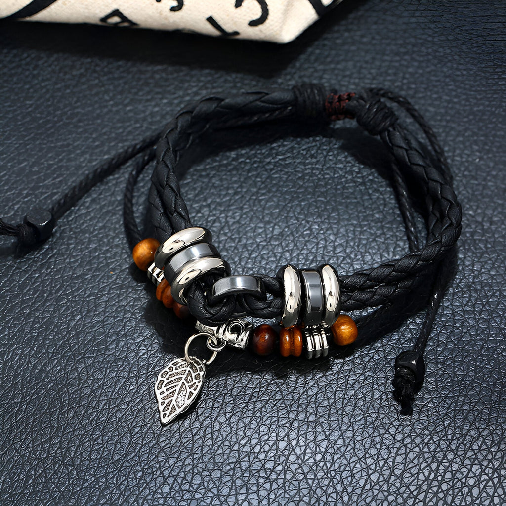 Bracelet multi-rangs noir en cuir microfibre avec perles bois et métal, breloque feuille argentée.