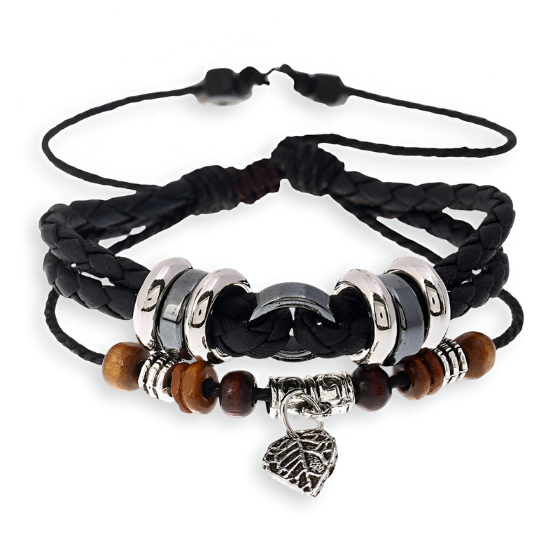 Bracelet multi-rangs noir en cuir microfibre avec perles bois, anneaux argentés et pendentif feuille en métal.