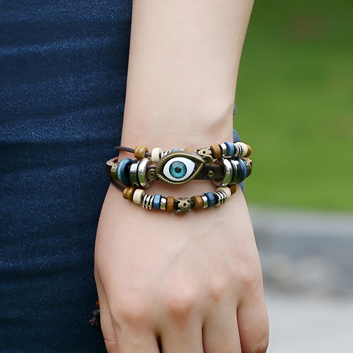 Bracelet multi-rangs en cuir noir avec perles colorées et pendentif œil de protection pour homme.