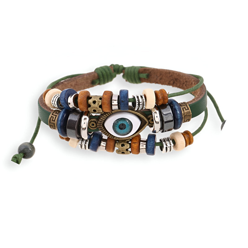 Bracelet multi-rangs en cuir vert avec perles en bois, métal et œil de protection bleu au centre.