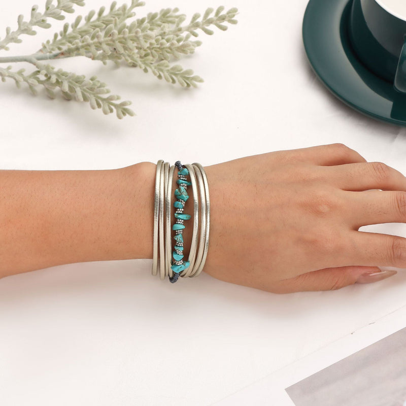 Bracelet multi-rangs en cuir, pierres turquoise naturelles et fermoir magnétique, style bohème chic, modèle Tyrelle