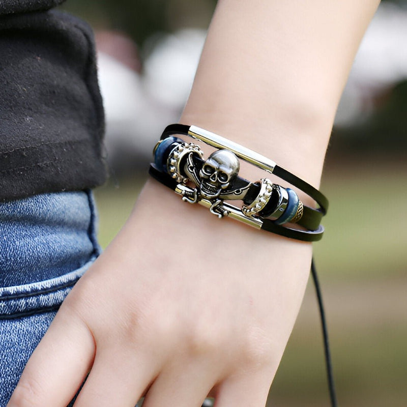 Pulsera de cuero multicapa, calavera pirata, unisex, modelo Calyx