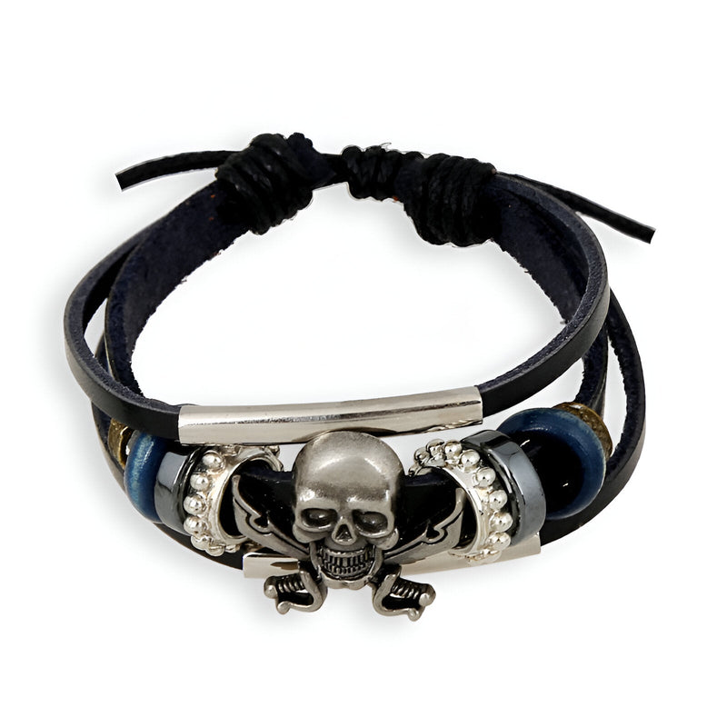 Bracelet multi-rangs noir en cuir avec tête de mort pirate en métal argenté et perles bleues.