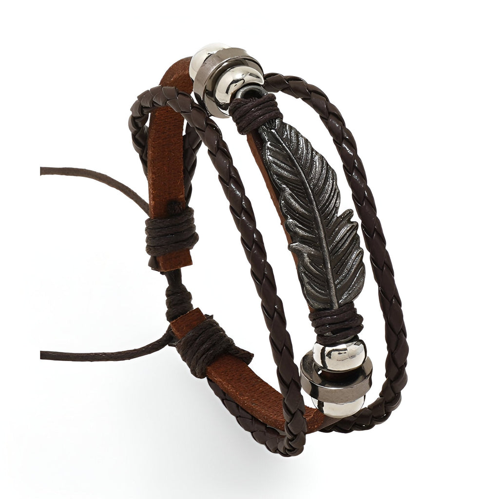 Bracelet multi-rangs en microfibre marron et noir avec grande plume métallique argentée et perles argentées.