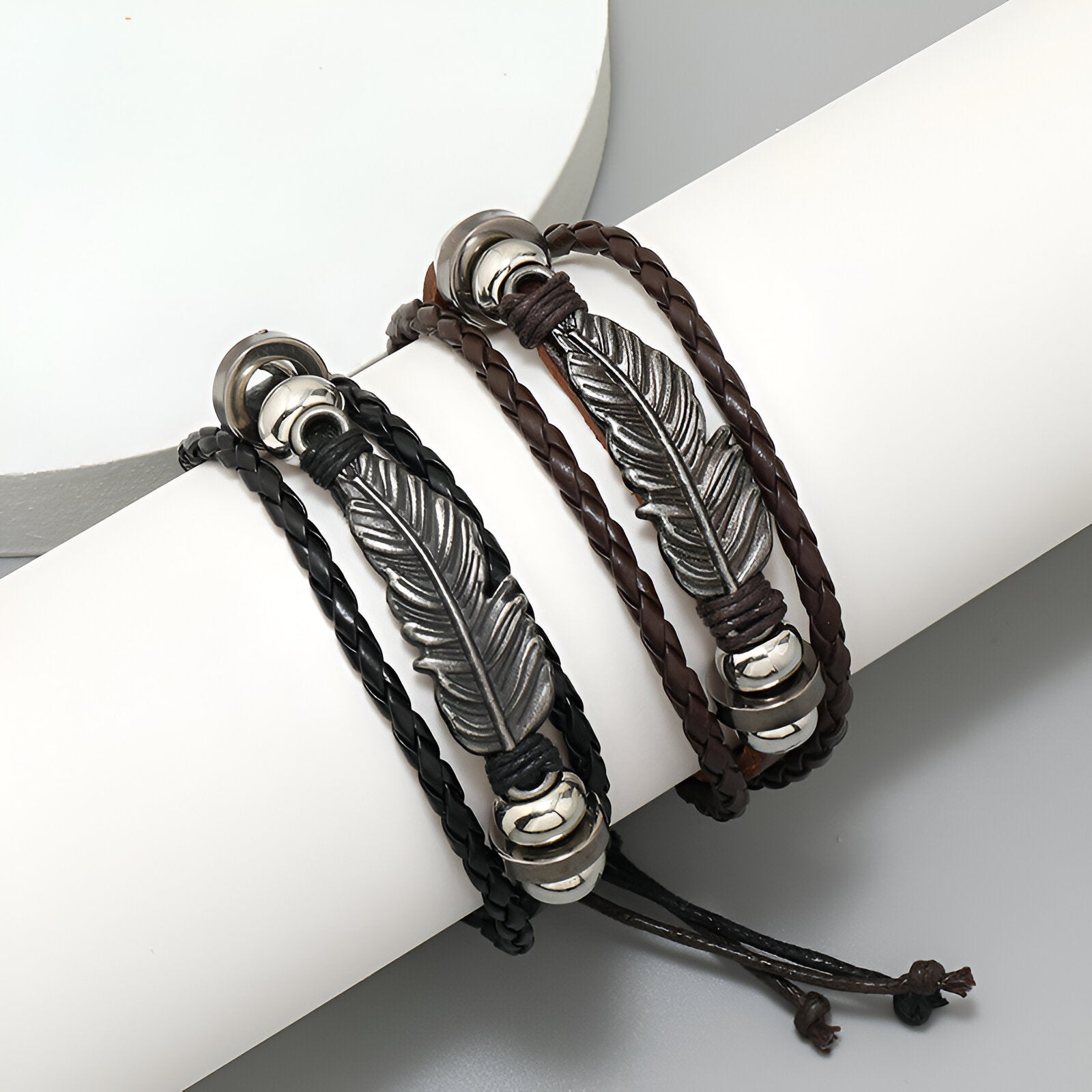 Bracelet multi-rangs en microfibre avec grande plume métallique, coloris noir et marron, design mixte.