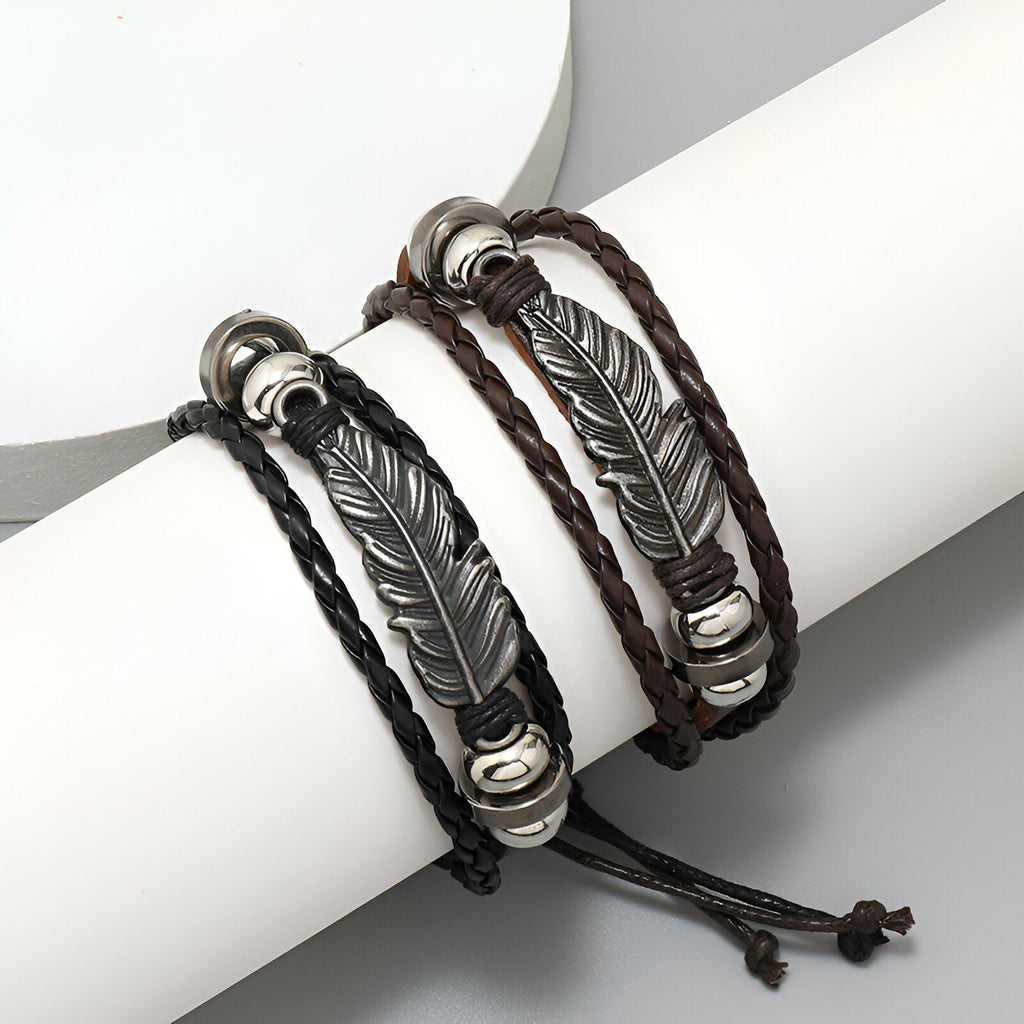 Bracelet multi-rangs en microfibre avec grande plume métallique, coloris noir et marron, design mixte.