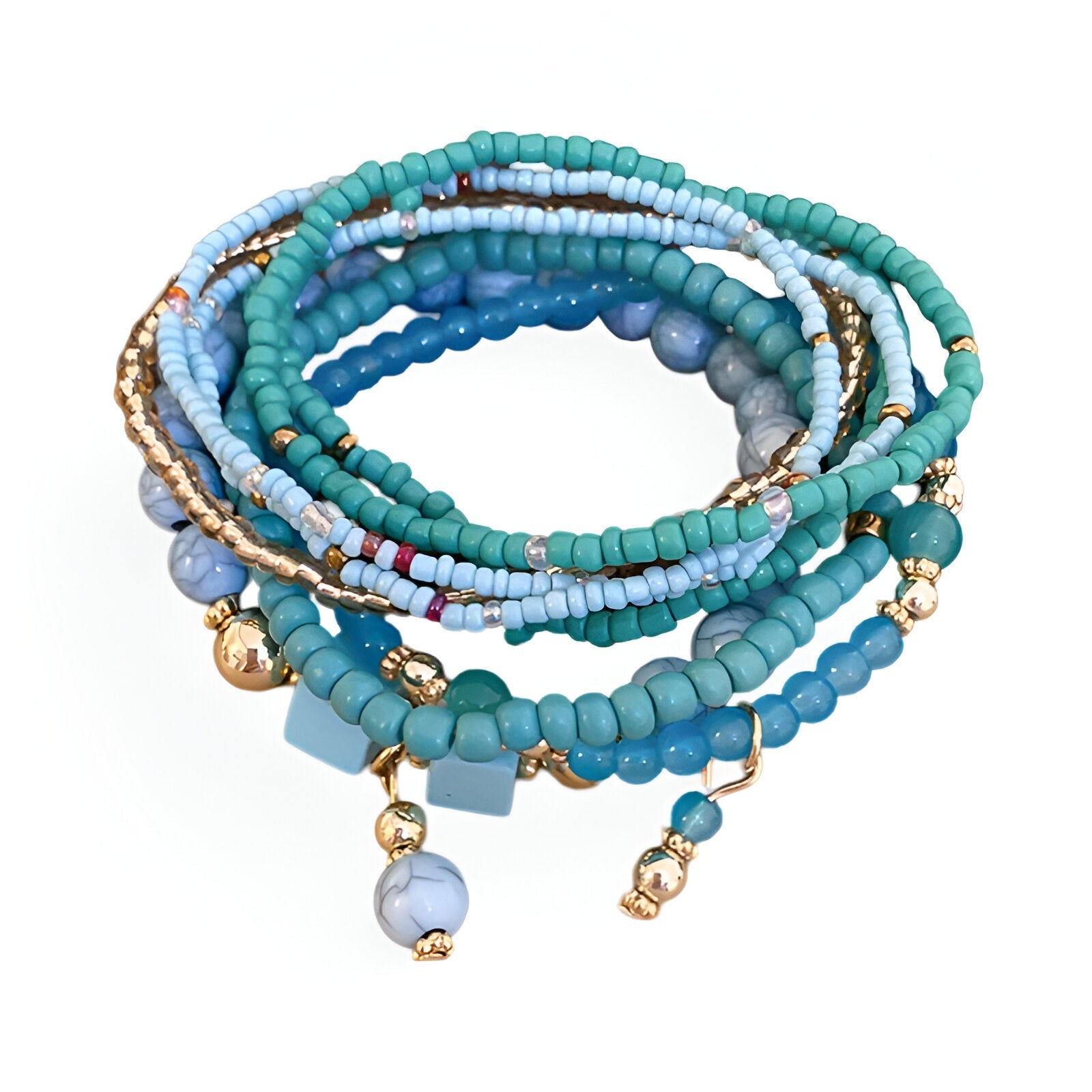 Bracelet multi-rangs élastique en perles turquoise et bleues avec petits pendentifs dorés.