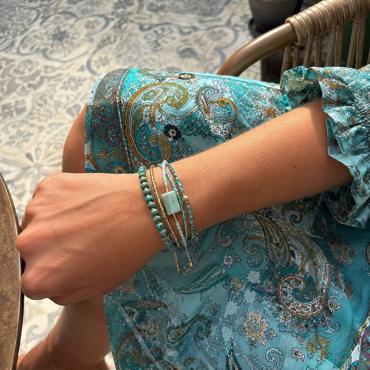 Bracelet multi-rangs en perles de verre du Japon, cordon ajustable avec détails en cuivre, éclat naturel pour le poignet, modèle Hitaya