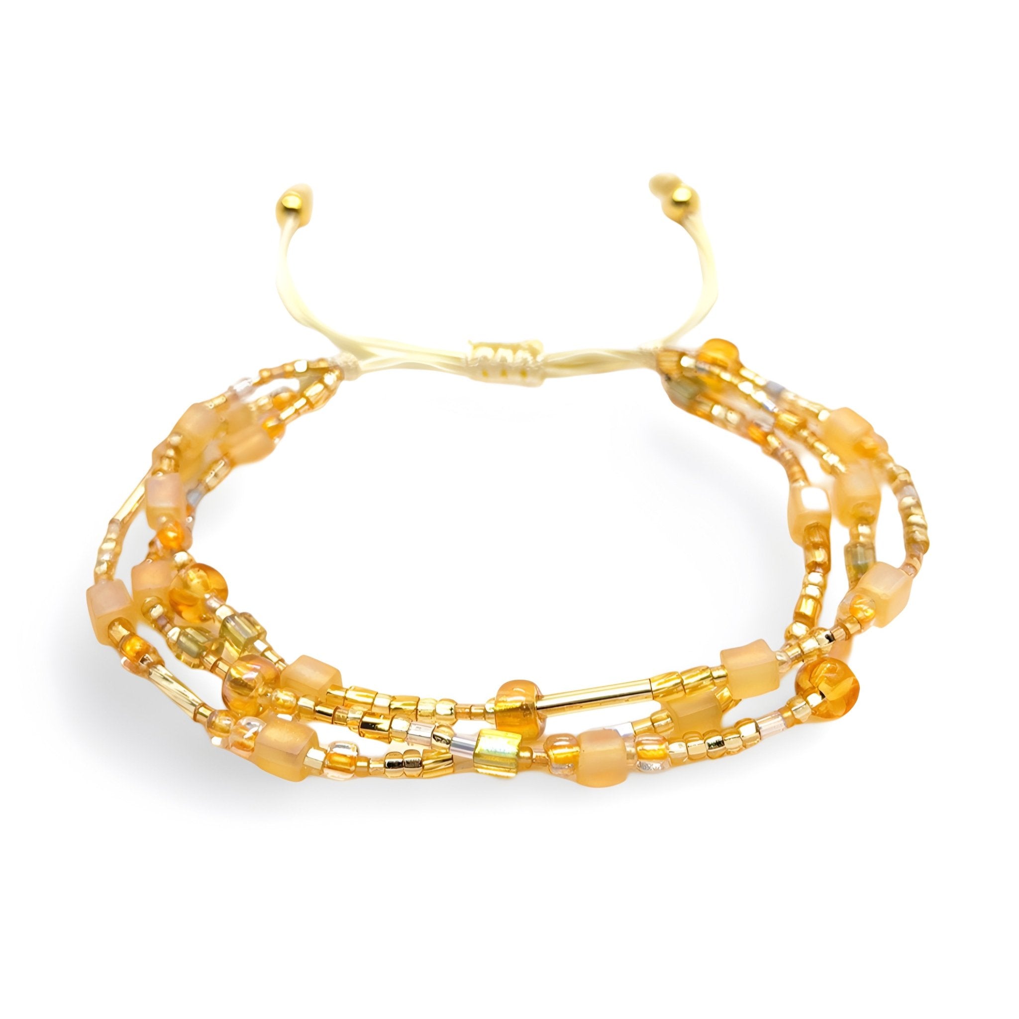 Bracelet multi-rangs en perles heishi orange et transparentes avec fermoir coulissant doré.
