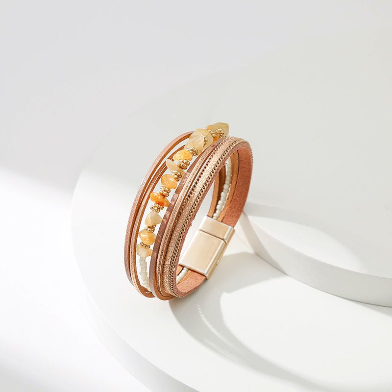 Mehrreihiges Armband aus veganem Kunstleder, unregelmäßige Natursteine, goldfarbener Magnetverschluss, markanter Stil, Modell Estie