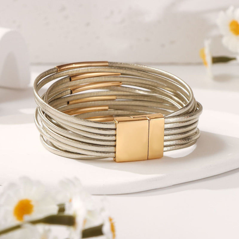 Bracelet multi rangs en simili vegan, tubes dorés brillants, fermoir magnétique élégant, bijou moderne au style affirmé, modèle Uza