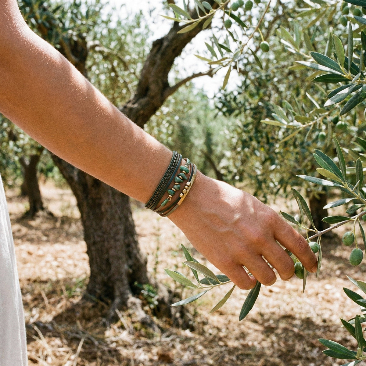 Bracelet multi-rangs et pierres naturelles au style bohème, modèle Hailey