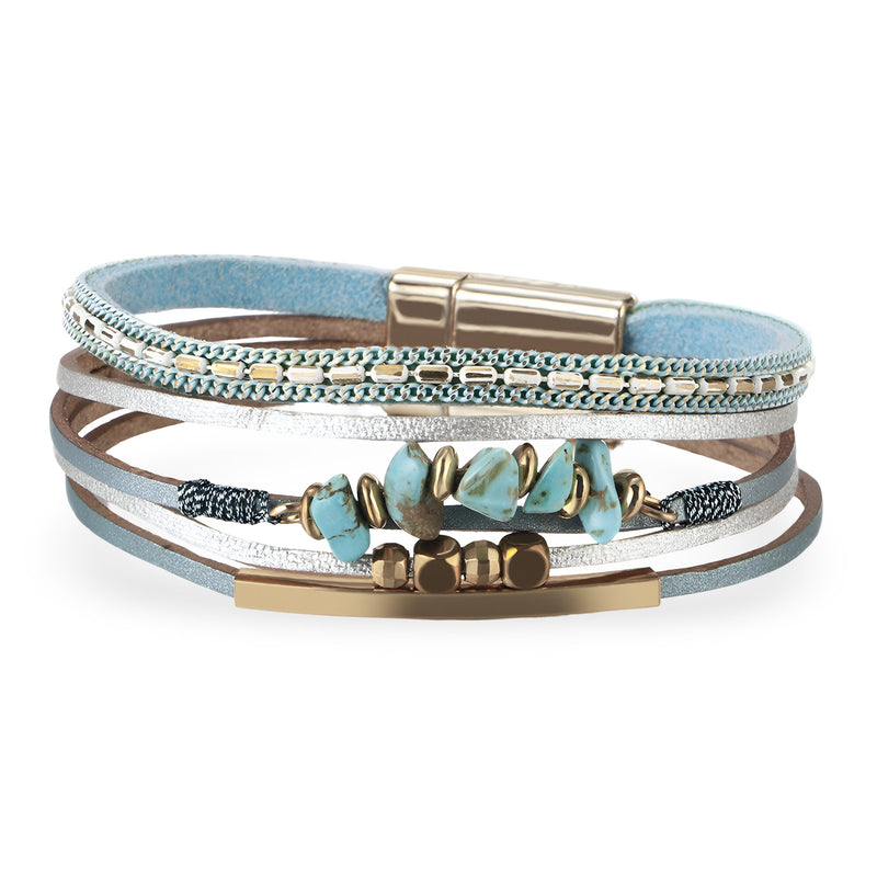 Bracelet multi-rangs bleu avec pierres naturelles turquoise et fermoir magnétique doré.