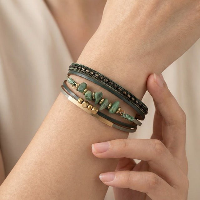 Bracelet multi-rangs en cuir marron avec perles vertes naturelles et détails dorés au style bohème.