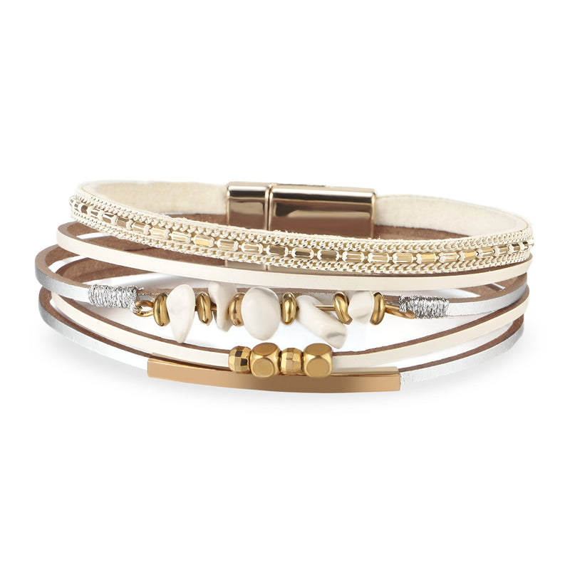 Bracelet multi-rangs blanc avec pierres naturelles, perles dorées et fermoir magnétique en acier.