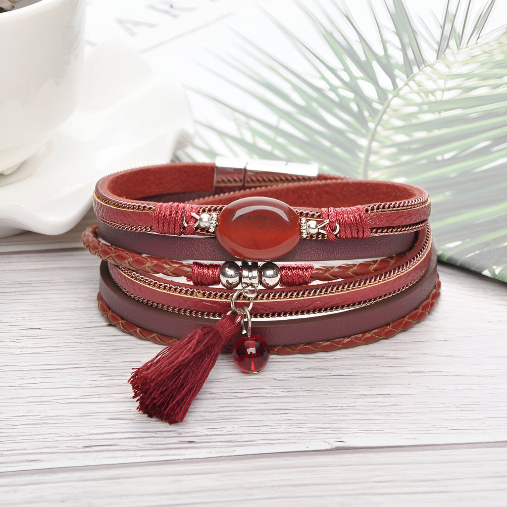 Bracelet multi-rangs en cuir rouge avec pierre d'agate ovale, perles argentées et pompon assorti.