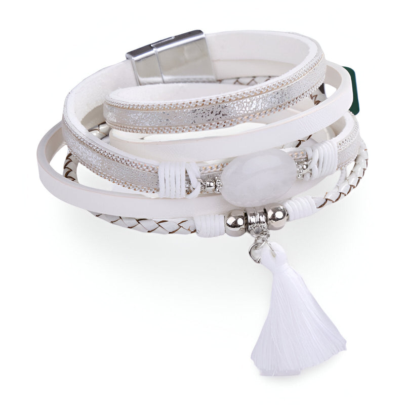Bracelet multi-rangs blanc avec pierre d'agate ovale, pompon en tissu et détails argentés.