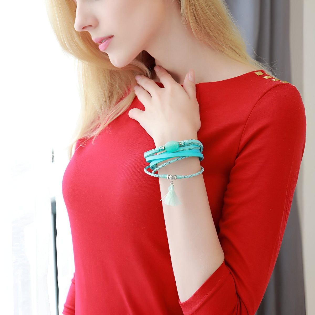 Bracelet multi-rangs turquoise avec pierre d'agate et pompon, style bohème chic.