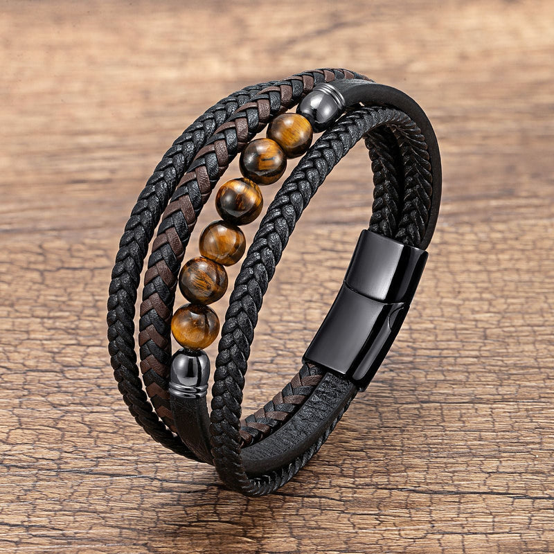 Bracelet multi-rangs homme en cuir noir tressé avec perles en œil de tigre et fermoir magnétique noir mat.