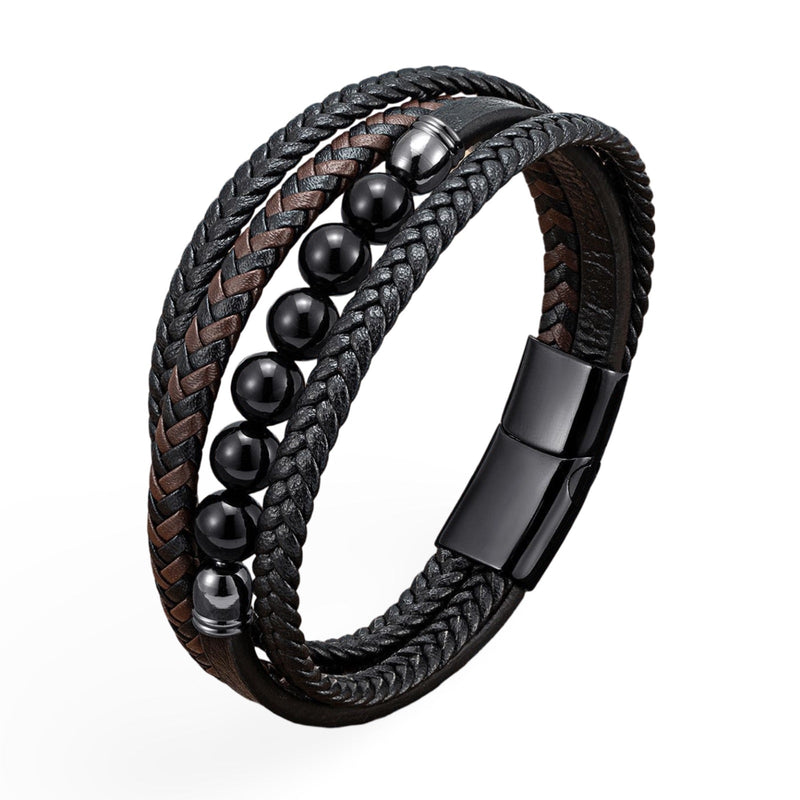 Bracelet multi-rangs homme en cuir tressé noir et marron avec perles noires brillantes et fermoir magnétique noir mat.