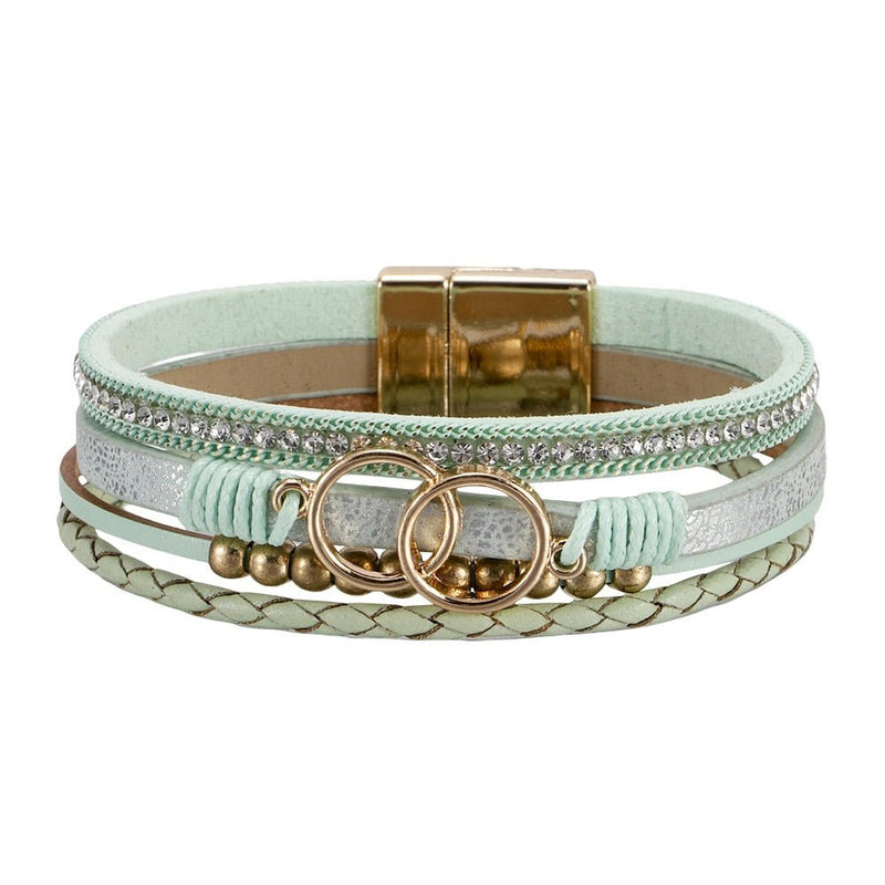 Bracelet multi-rangs simili cuir vert menthe avec strass blancs, anneaux dorés décoratifs, fermoir magnétique doré.