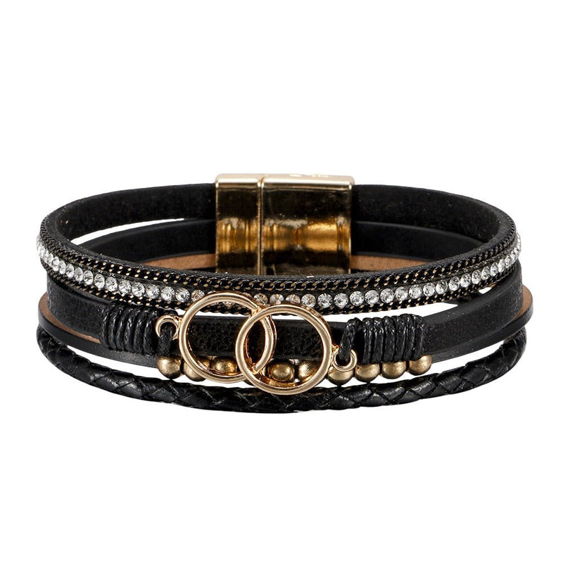Bracelet multi-rangs noir en simili vegan avec strass, anneaux dorés et fermoir magnétique élégant.