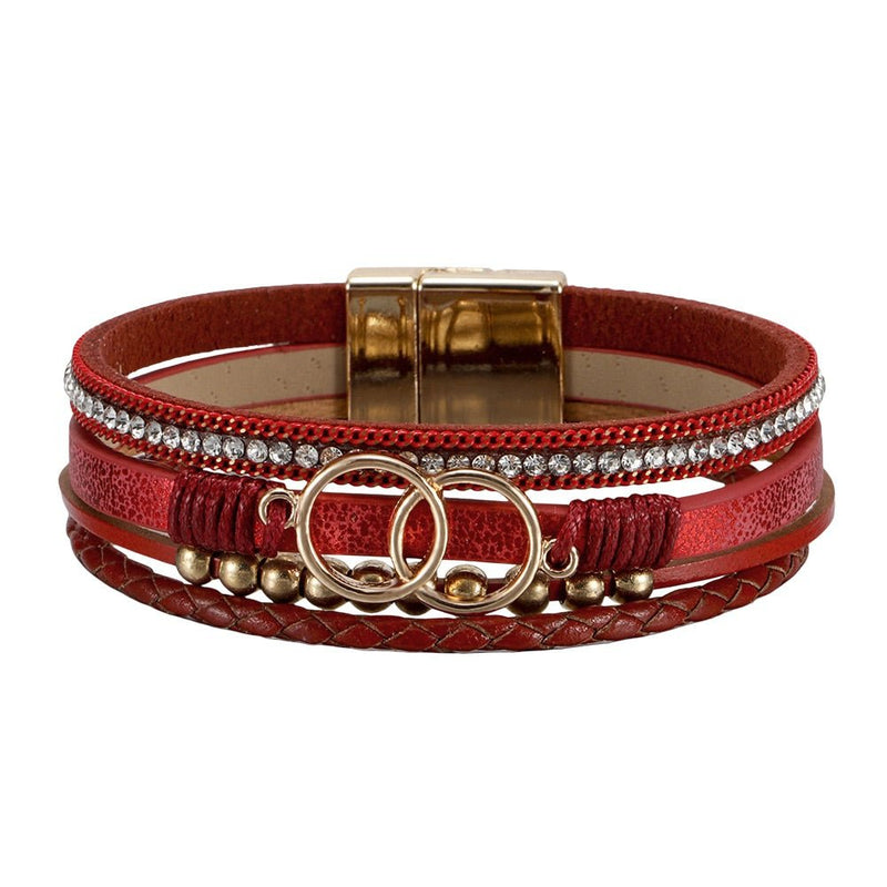 Bracelet multi-rangs rouge en simili cuir avec strass argentés, anneaux dorés décoratifs, fermoir magnétique doré, style.