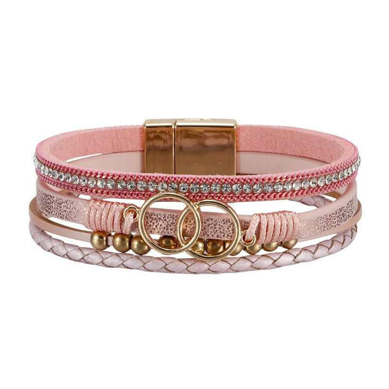 Bracelet multi-rangs rose en simili cuir vegan avec strass brillants, anneaux dorés décoratifs et fermoir magnétique doré.