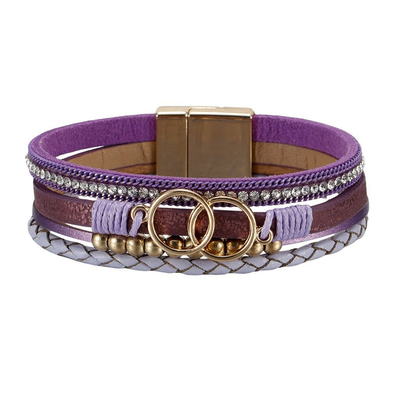 Bracelet multi-rangs violet et marron en simili cuir avec strass, perles dorées et anneaux dorés, fermoir magnétique.